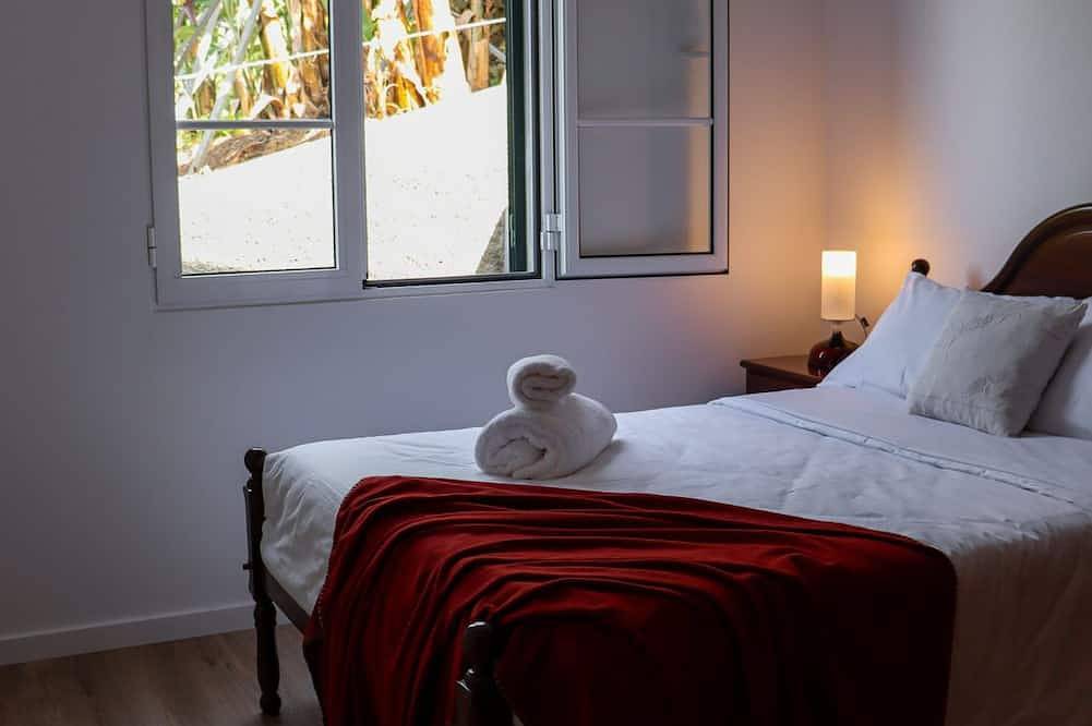 A peaceful, relaxing place with privileged view of the sea. in Pináculo, Tabua