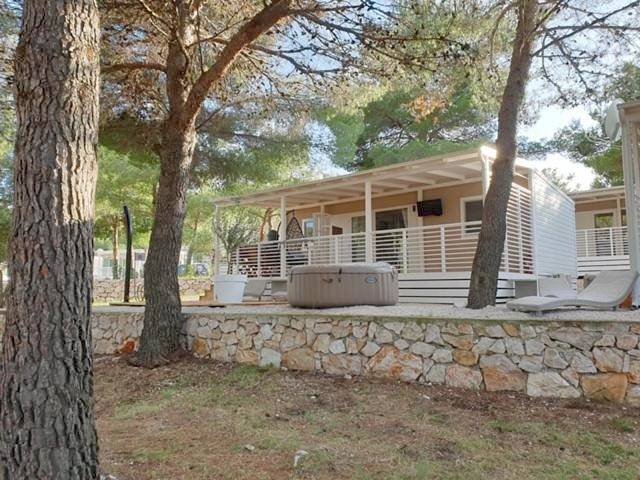 Camping pour 8 personnes, avec jacuzzi et jardin à Tisno