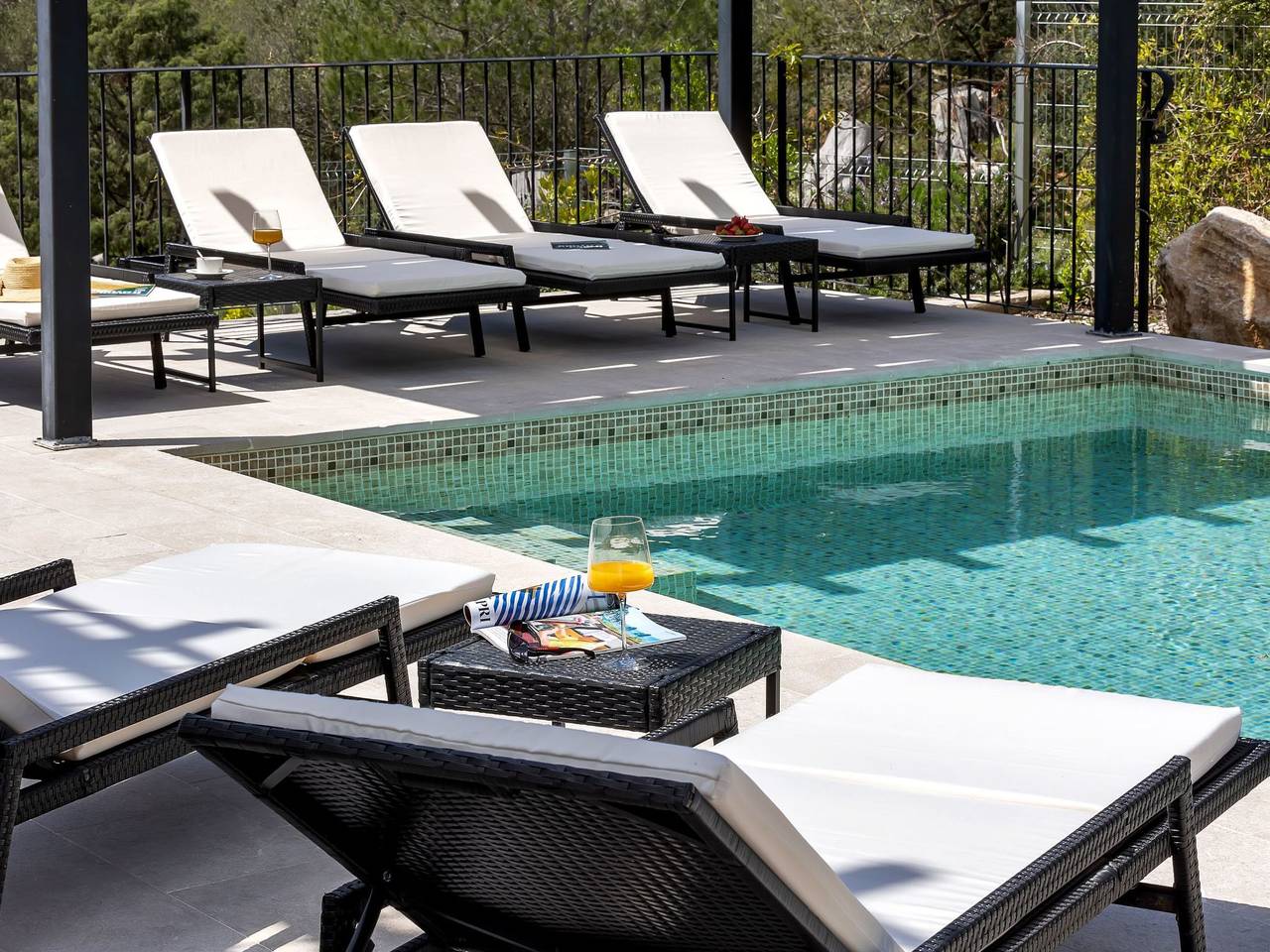 Alleinstehendes Ferienhaus mit Pool und drei Sch in Zaostrog, Riwiera Makarska