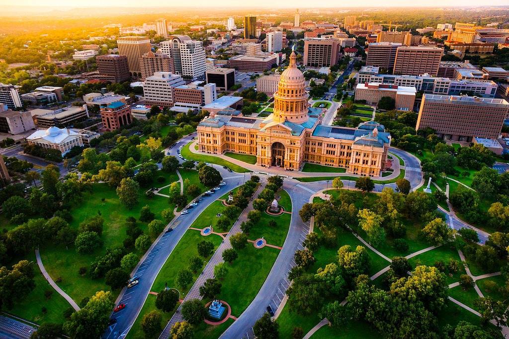 Spacious, well-appointed home with dog-friendly fenced yard - 1 mile to downtown in Austin, Travis County