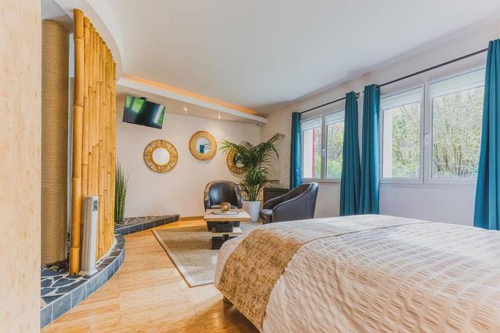 Location de vacances pour 2 personnes, avec terrasse ainsi que jardin et jacuzzi à Chessy - 4