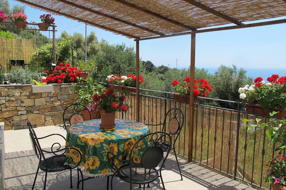 Estudio Casa Antonella en el campo en Terzorio con vistas al mar terraza. in Terzorio, Riviera di Ponente