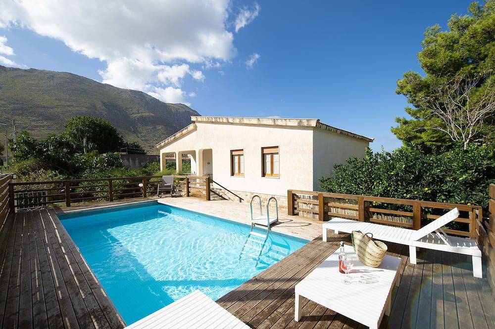 Villa Paradiso, A Villa with private Swimming Pool in Castelluzzo. in Castelluzzo, San Vito Lo Capo