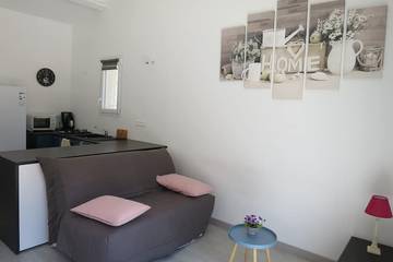 Gîte pour 4 personnes, avec terrasse ainsi que piscine et jardin, animaux acceptés à Trets