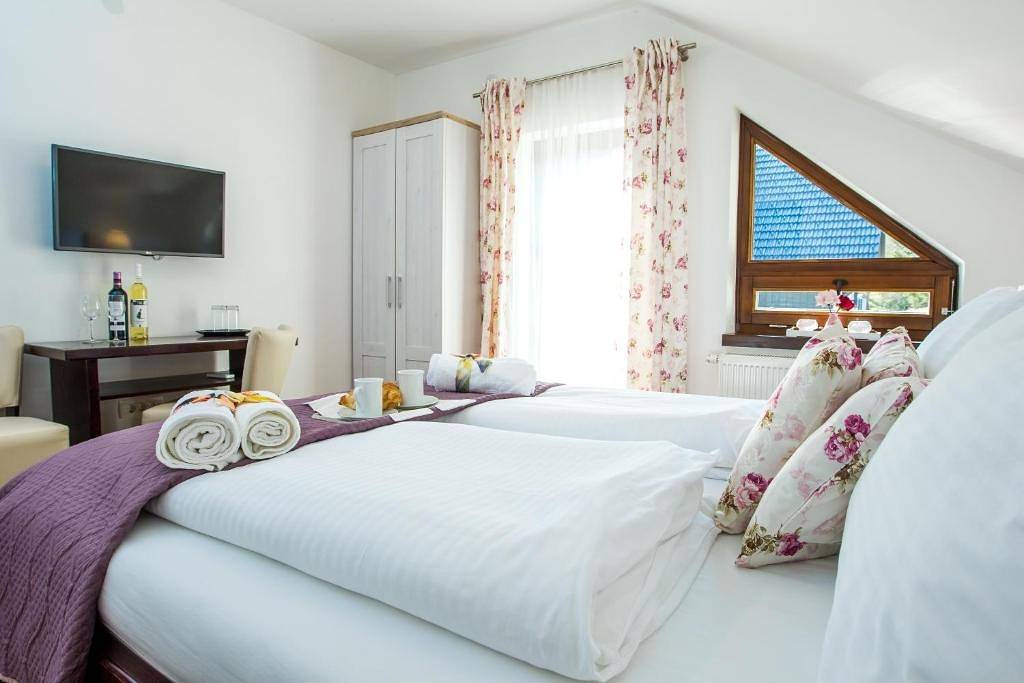 Kamer met een balkon Jezerce (Plitvice) S-22116-f in Smoljanac, Plitvicemeren