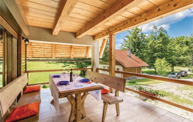 Charmante 74 m² große Wohnung mit Terrasse und Parkplatz in Delnice, Primorje-Gorski Kotar