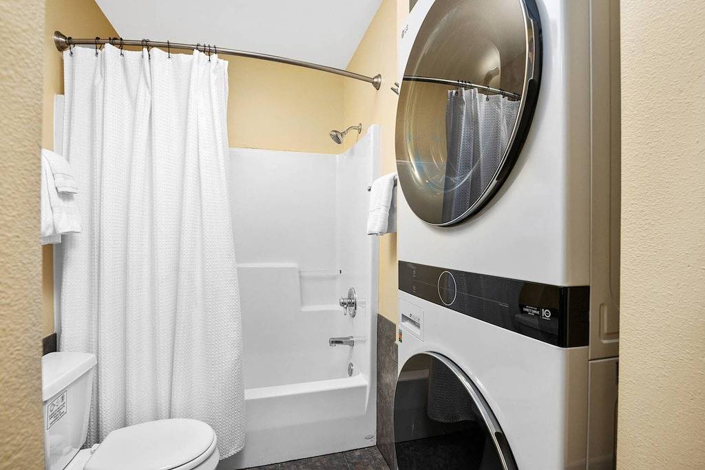 Boundless Ocean Views From Home and Hot Tub, Pet Friendly, Private Deck, Fireplace, Steps to Beach in Lincoln Beach, Lincoln County (OR)