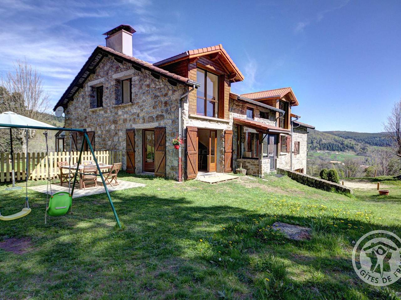 Gîte spacieux avec cheminée et terrasse en forêt, animaux acceptés in La Versanne, Parc Naturel Régional du Pilat