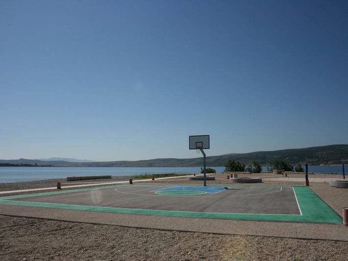 Ferienwohnung für 8 Personen, mit Balkon und Terrasse sowie Garten in Starigrad