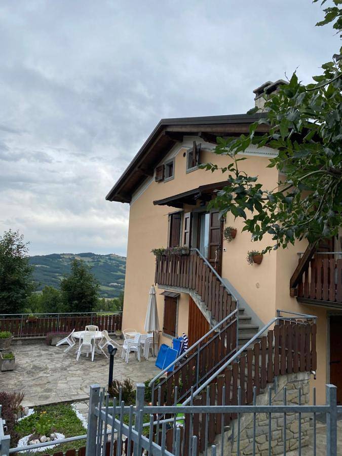 Appartamento per 6 persone, con Balcone e Terrazza nonché Giardino e Panorama in Cimone