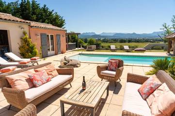 Gîte pour 15 personnes, avec piscine ainsi que vue et jardin, animaux acceptés à Marsanne
