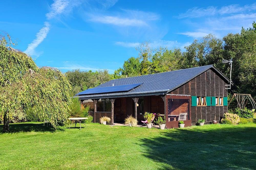 Chalet with a 20 m2 covered terrace and a grove, 400 m & 800 m from the beaches in Lingreville, Coutances und Umgebung
