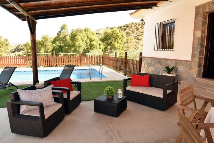 Apartamento para 8 personas, con jardín y piscina además de vistas y terraza en Valle de Abdalajís