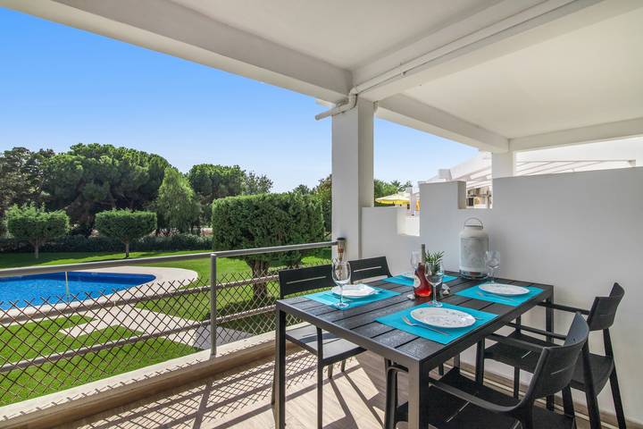 Entire apartment, Apartment 'Copacabana Jardim' with shared pool, Wi-Fi and air conditioning in Vilamoura, Quarteira
