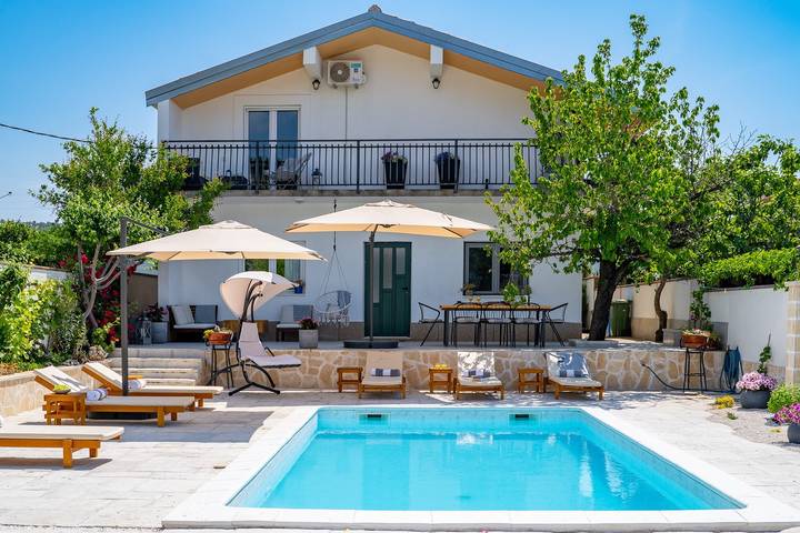 Villa Little Paradise with a private pool, 4 bedrooms, 2 living areas, 3km from the beach in Marina
 in Marina, Condado de Split-Dalmácia