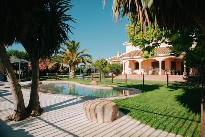 Casa rural para 14 personas, con jardín además de vistas y piscina, Se admiten mascotas en Écija