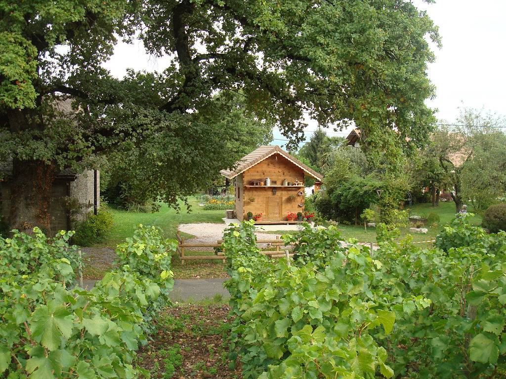 Chalet atypique, entre lac Léman et montagnes pour 2 personnes. in Sciez, Région de Thonon-les-Bains