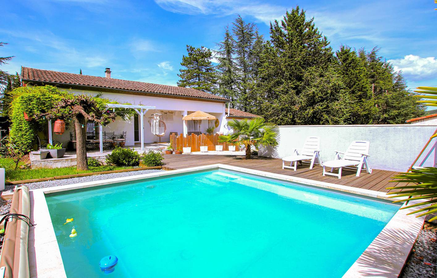 Charmante Wohnung mit Pool & WiFi in Grospierres in Grospierres, Ardèche