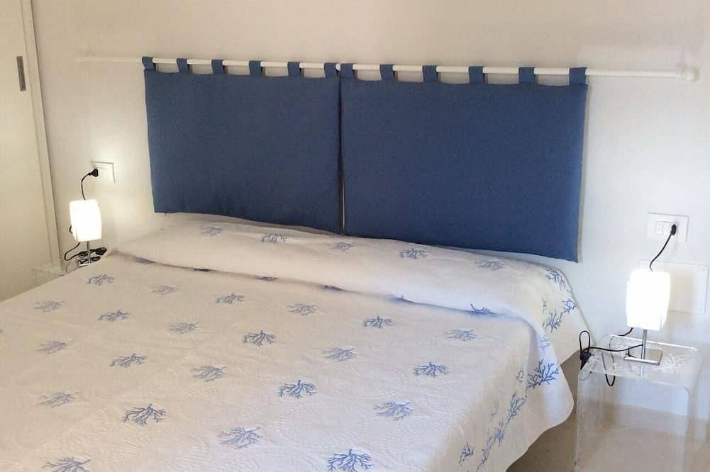 Blue Eden Dimora–Villa mit drei Terrassen, 20mt vom Meer, in privaten Pinienwald in Parco Nazionale dell'Arcipelago di La Maddalena, La Maddalena