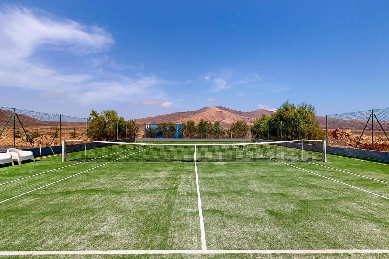 Villa Cora - Traumvilla mit privatem Tennisplatz & beheiztem Pool in Triquivijate, Antigua