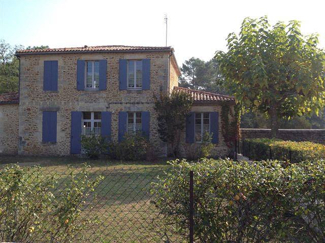 Gîte pour 10 personnes, avec jardin ainsi que terrasse et piscine dans Bourideys