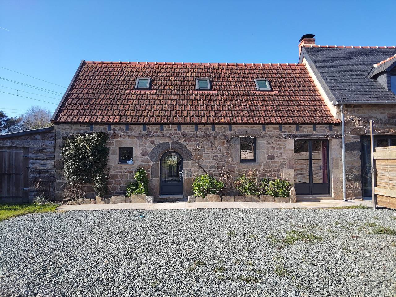 Maison Vintage de Kerlipot avec terrasse privée, jardin partagé et Wi-Fi à Ploubezre in Ploubezre, Ceinture Dorée
