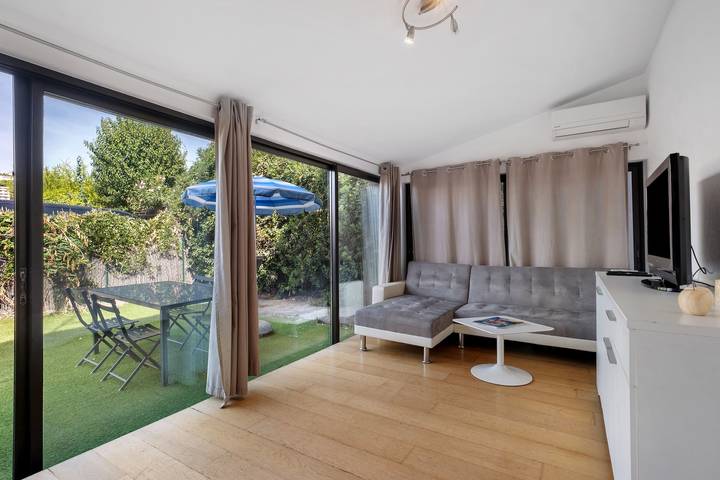 Entire apartment, Apartment 'Les Orangers' with Private Garden, Wi-Fi and Air Conditioning in Cannes La Bocca, Cannes