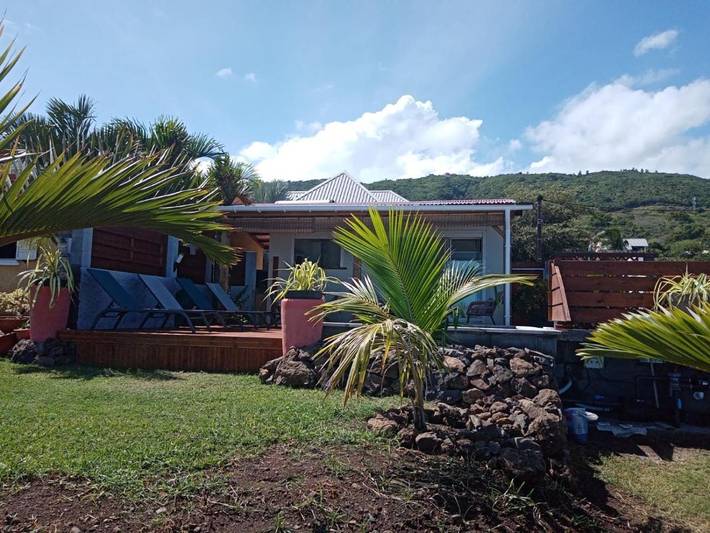 Location de vacances pour 4 personnes, avec piscine et jardin ainsi que vue et terrasse à Les Trois-Bassins - 2