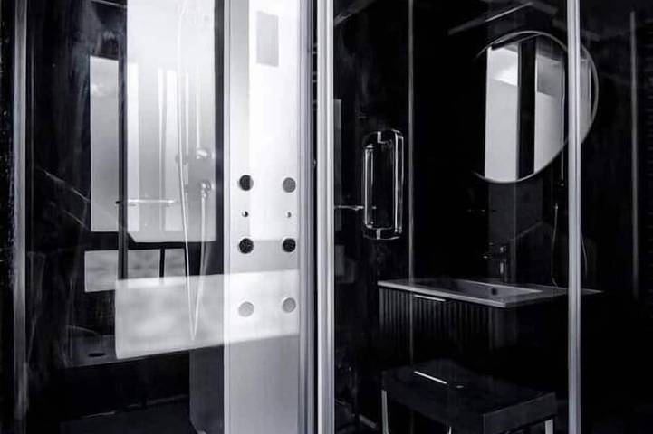 Entire apartment, Suite Balnéo/Hammam Noire et Or in Saint-Étienne, Loire