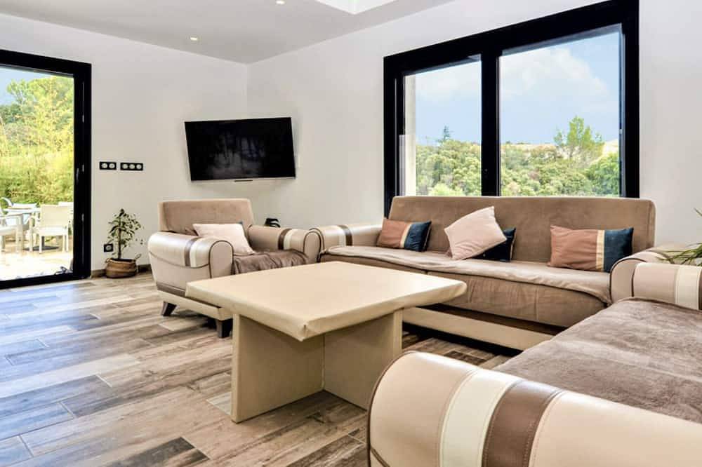 Jolie Villa Avec Piscine Et Sans Vis A Vis in Bezouce, Region de Nimes