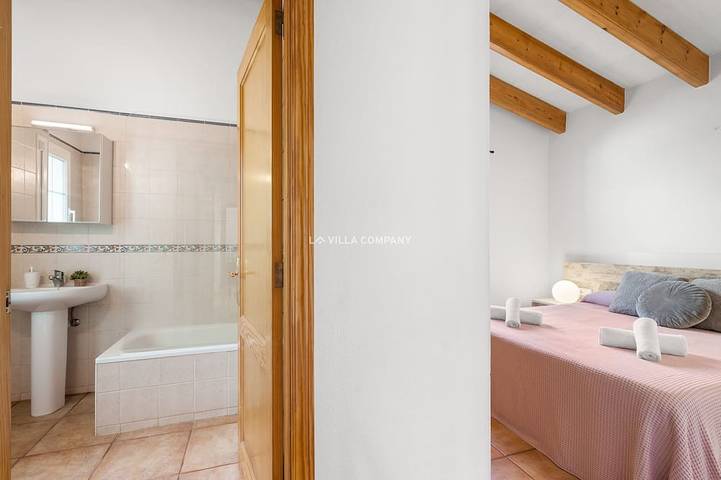 Modern villa with private pool, Ac, Wifi, sleeps 6, 10 min to beach and centre in Cala en Porter, Municipalité de Alaior