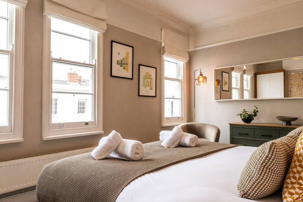 Stunning 2 Bed Townhouse with Patio in Cheltenham in Cheltenham, Gloucestershire