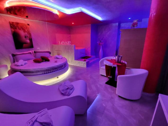 Location de vacances pour 4 personnes, avec Jacuzzi et Terrasse ainsi que Jardin et Piscine dans Apricena
