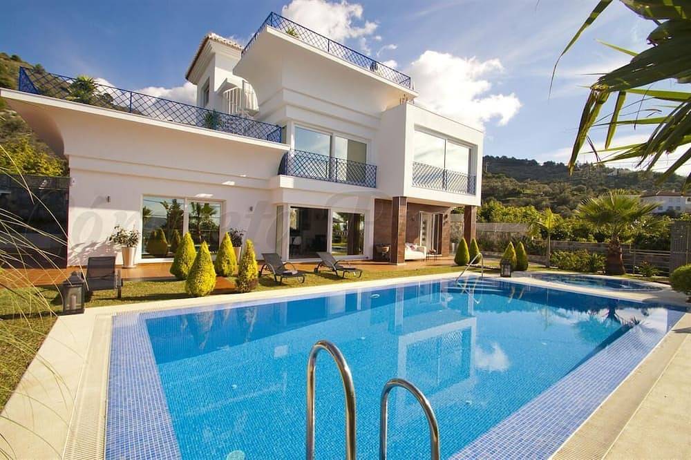 New luxury villa, 5 bedrooms, 5 bathrooms, private pool in Canillas de Albaida, Málaga Province