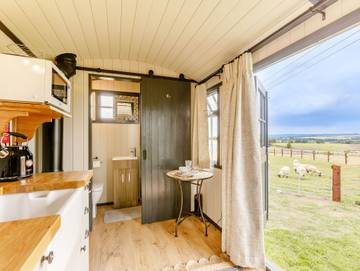 Log Cabin for 2 People in The Cotswolds, South East England, Photo 3