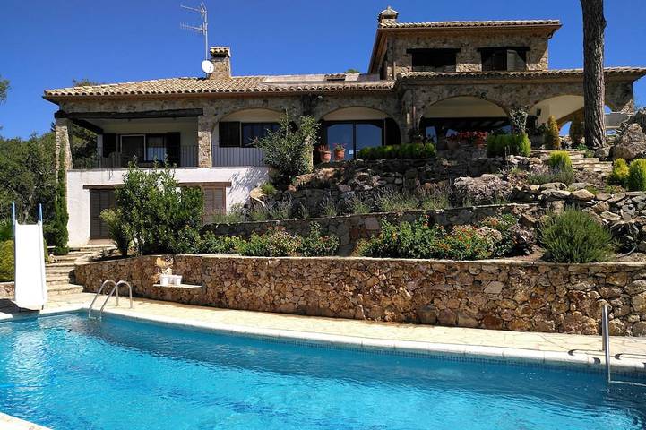 Location de vacances pour 10 personnes, avec Balcon ainsi que Terrasse et Jardin à Vall-llobrega