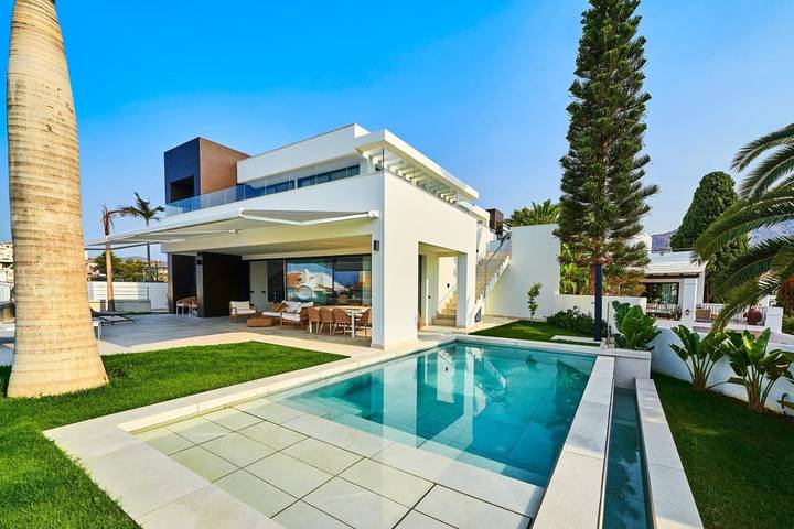 Chalet para 6 personas, con piscina además de jardín y vistas en Axarquía