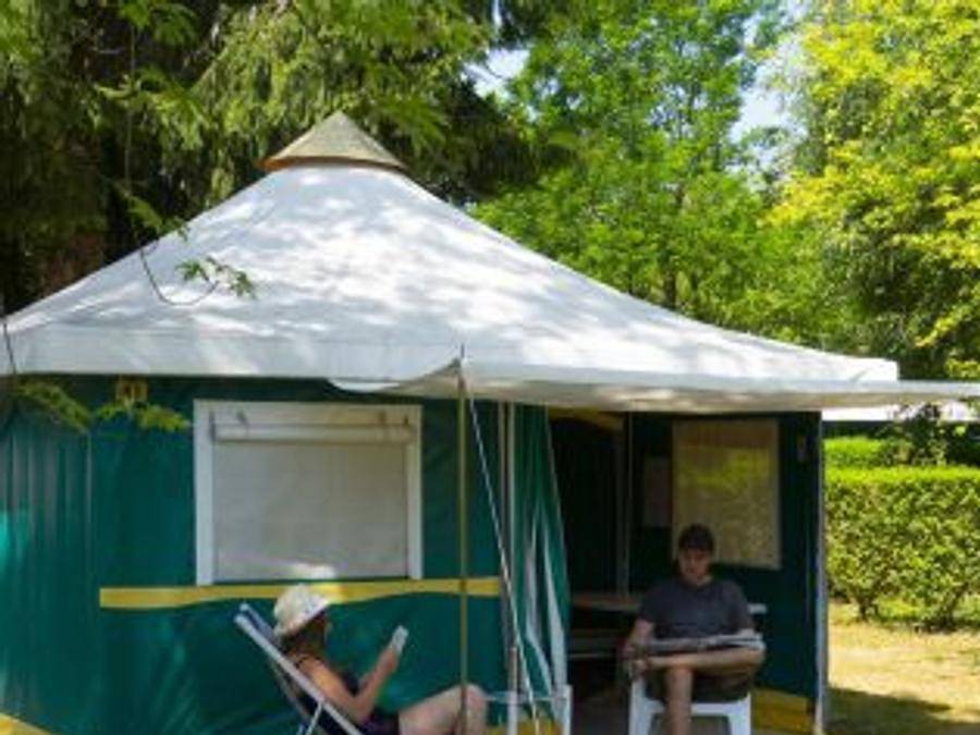 Camping Paradis Le Coiroux - Bungalow toilé 4 personnes - Lodge Eco 2 chambres 4 (sans sanitaire) in Aubazines, Région de Brive-la-Gaillarde