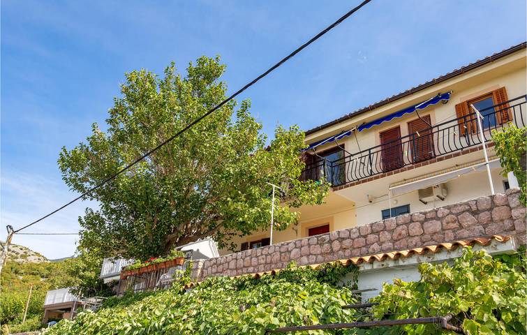 Ganze Ferienwohnung, Apartment am Meer mit Terrasse, WLAN und Parkplatz – 2 km vom Strand entfernt in Naturpark Velebit
