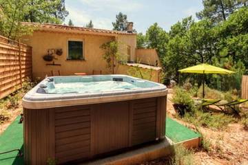 Ferienhaus für 3 Personen, mit Terrasse und Garten sowie Whirlpool in Bédoin