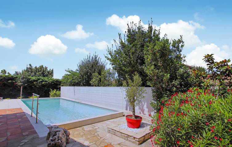 Location de vacances pour 7 personnes, avec terrasse ainsi que jardin et piscine à Meyzieu - 4