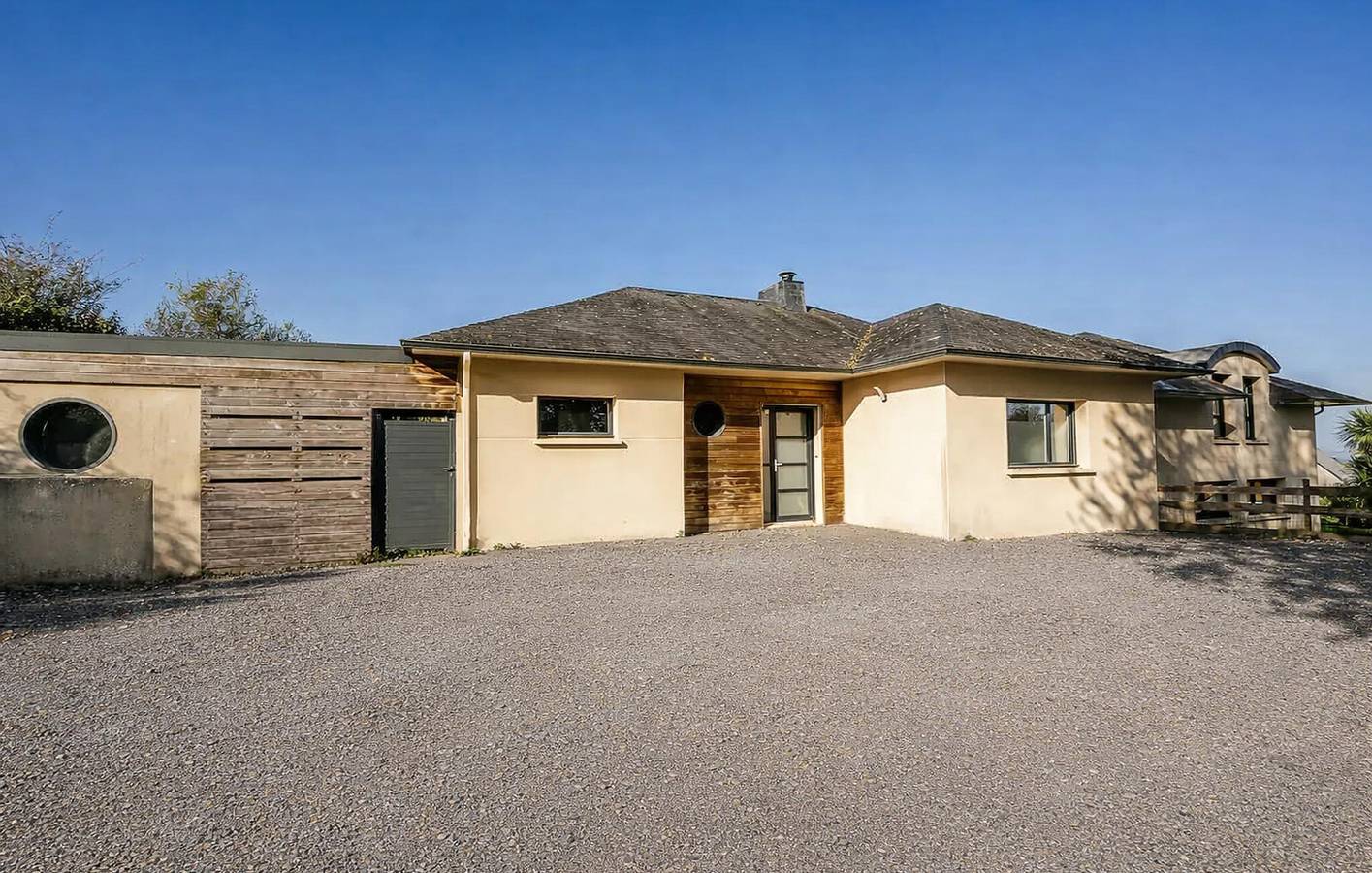 Apartamento con vistas al mar, piscina y jardín, a 600 m de la playa in Lanvéoc, Iroise