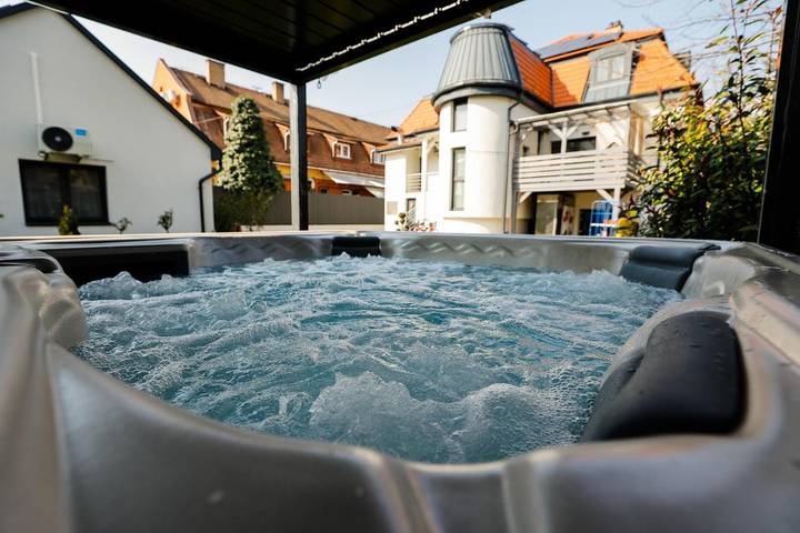 Location de vacances pour 2 personnes, avec terrasse ainsi que jardin et jacuzzi à Eger
