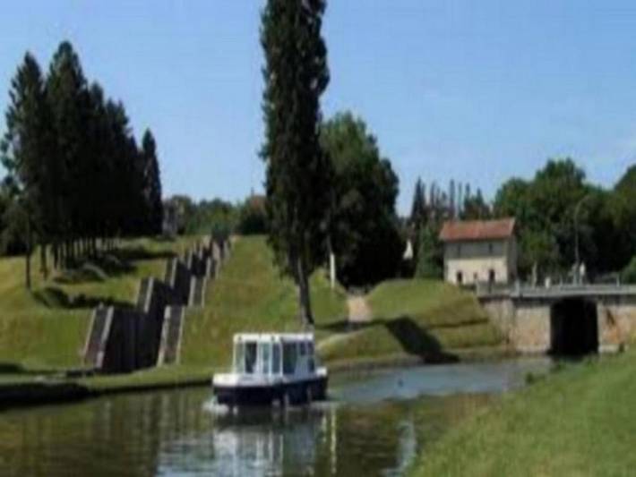 Location de vacances pour 3 personnes, avec terrasse à Rogny-les-Sept-Écluses - 3