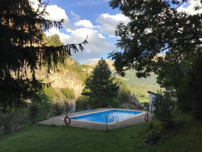 Apartamento para 5 personas, con Balcón y Terraza además de Jardín y Piscina en Escarrilla