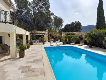 Gîte pour 2 personnes, avec vue ainsi que jardin et piscine, animaux acceptés à Brignoles