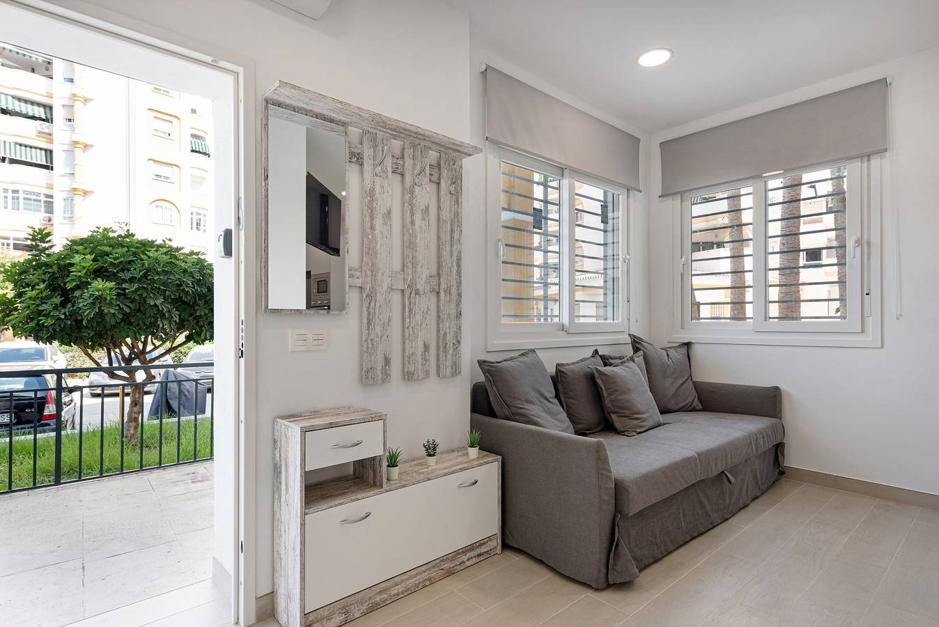 Entire studio, Studio Apartment 'Apartamentos Sealmar 1' with Shared Pool, Wi-Fi and Air Conditioning in Carretera de Cádiz, Malaga