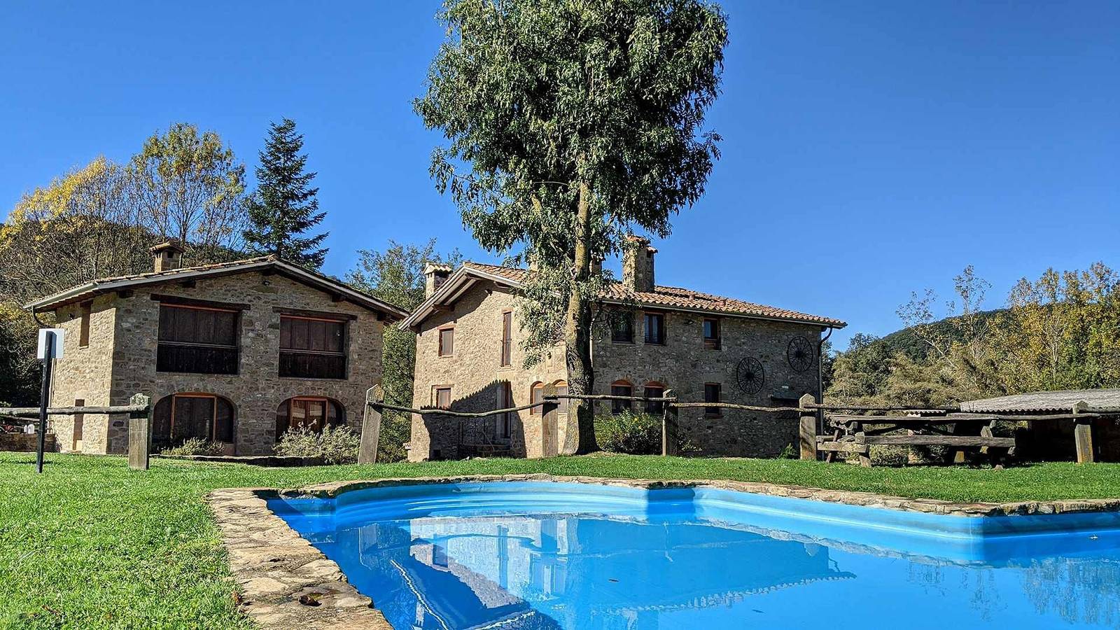 Entire apartment, Apartment 'Mas El Carrer - Blanc' with Shared Pool, Shared Garden and Wi-Fi in Santa Pau, Zona Volcanica de la Garrotxa Natural Park