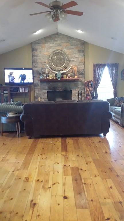 Blockhaus-Pferdefarm in der Nähe von Mammuthöhlen / ncm Motorsport / Korvetten in Kentucky