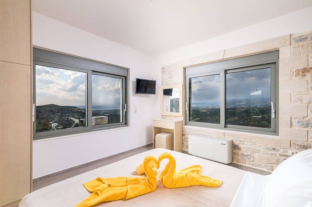 Villa Ovgoro, 3-stöckiges Gebäude mit Pool und Fußbodenheizung. in Kamilari, Iraklio-Heraklion und Umgebung